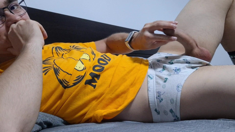 The college boy: Nadržený vysokoškolský chlapec si honí v posteli při čekání na nevlastního...