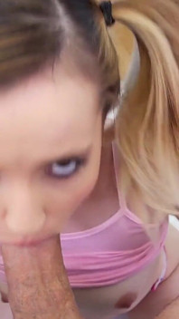 Remaja blonde comel Holly Travis tanpa blowjob tangan dan menelan mani