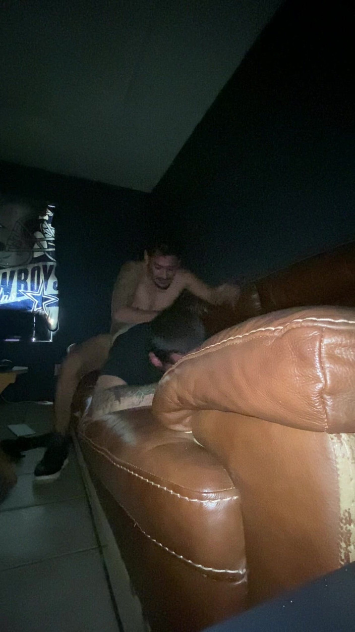 Texas-Toxicos: Bílý chlapec dostává bušení od velkého latinského ptáka