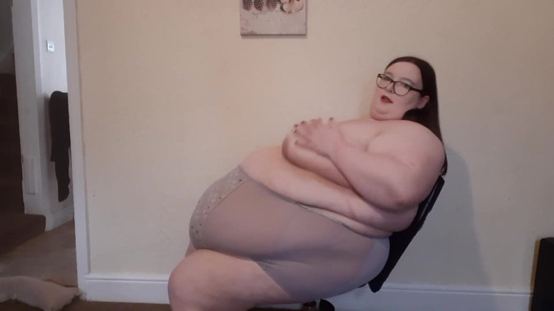 SSBBWLadyBrads: SSBBW goddess vs office chair - fat chat