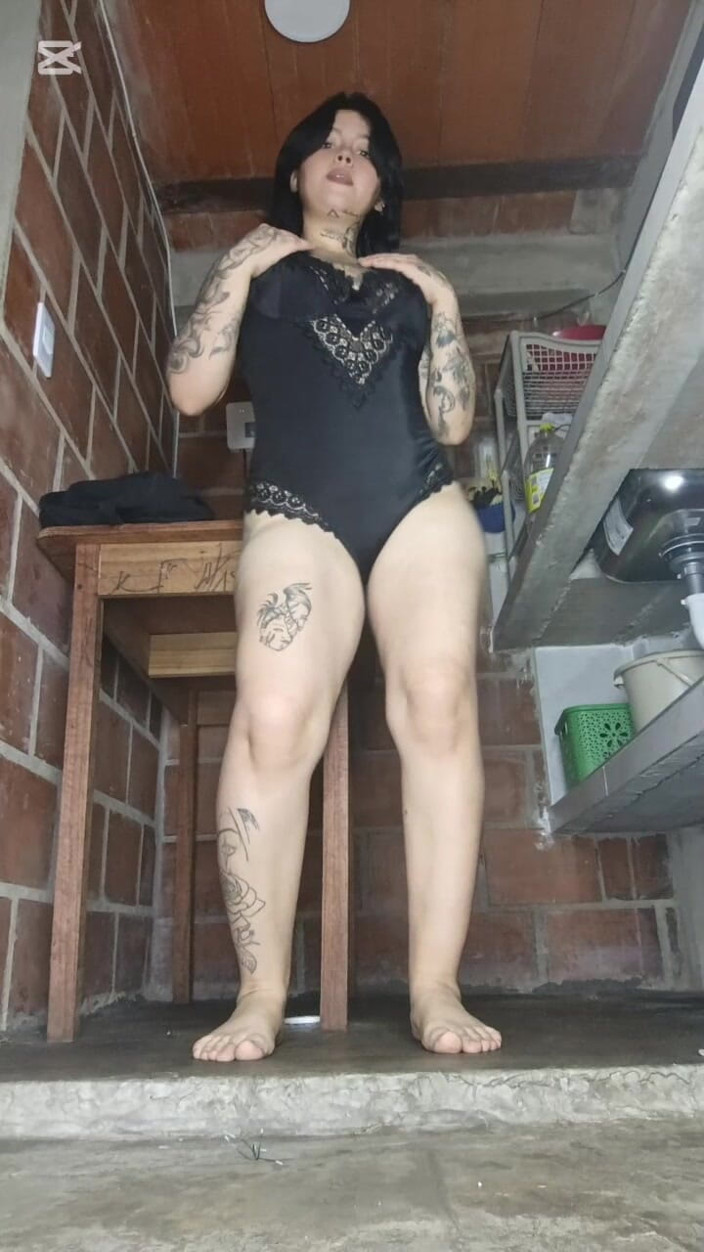 Dalyla: Golden Shower on My Floor