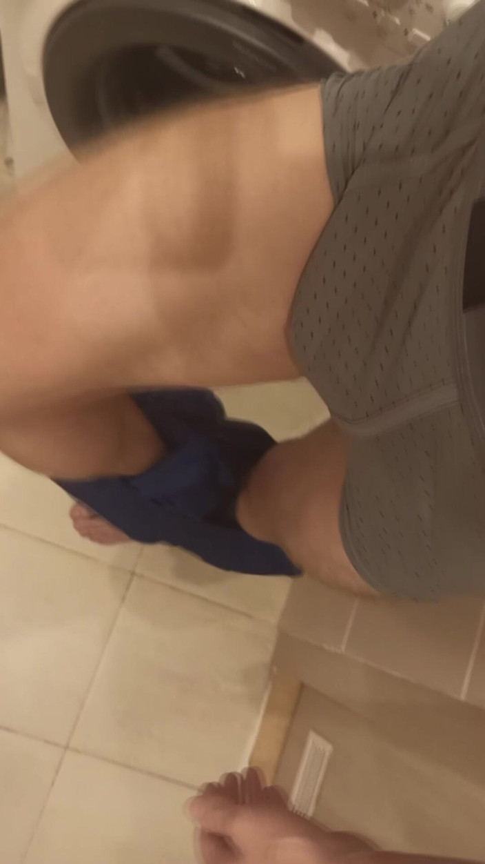 Pasha: Cara dedilhando seu pau, cara magro