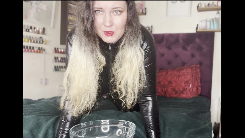 MissFFW: Domnișoara Ffw ia un pișat uriaș purtând costumul de pisică...