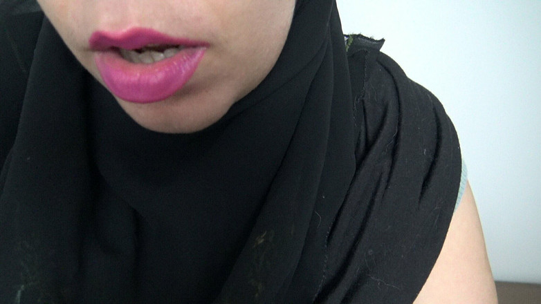 Souzan Halabi: Người Hồi giáo Ả Rập Ai Cập với bộ ngực to.