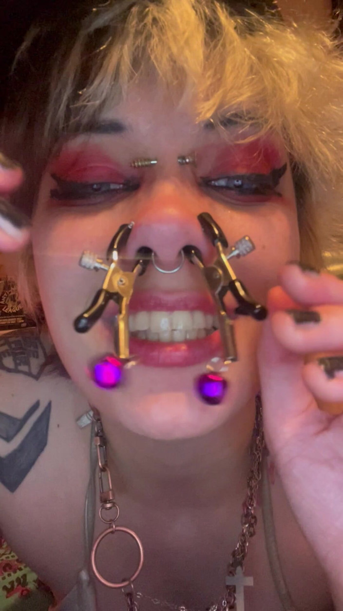 Glitterqueen1999: Gotická dívka Glitterqueen1999 protahuje nos s Ni