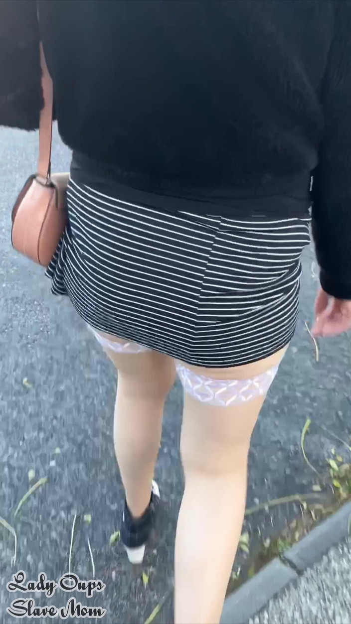 Lady Oups: Прогулянка по вулиці в мікроспідниці, пробці та рабному комірі