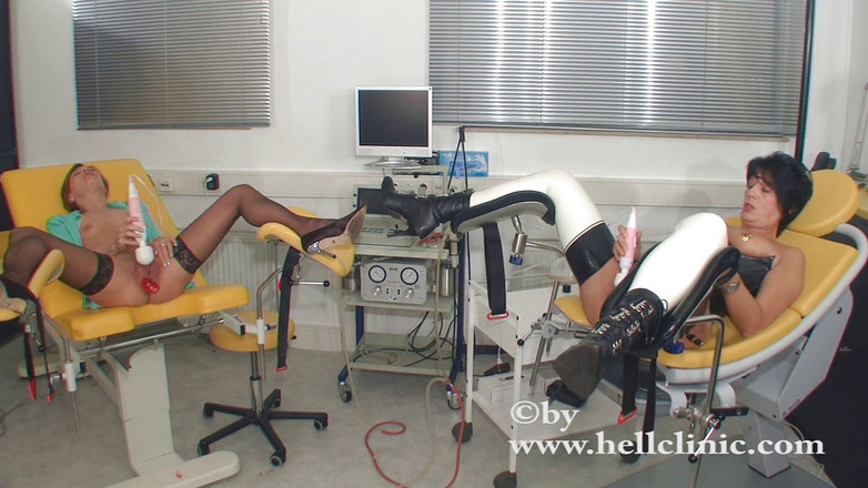 Rubber & Clinic Studio - 1ATOYS: Hai con đĩ với dưa chuột và xúc xích hậu môn