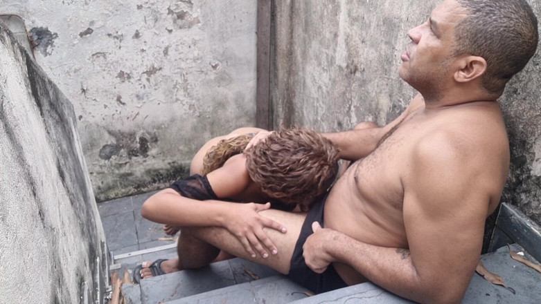 Bebes vagabundas: Nevlastní bratr mé ženy na schodech