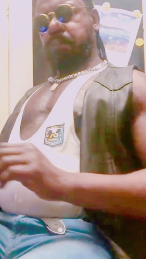 Black smoking muscle stepdad: Musculoso Semental, Botas De Mezclilla Fumando En Solo Titpig