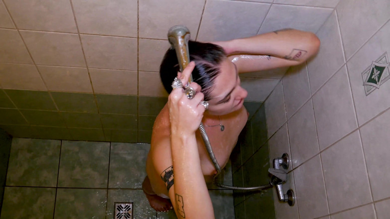 Peaches and Bananas: Paulina in the shower