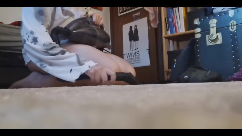 Nicoletta Embassi: Kebahagiaan vakum - MILF Itali berkongkek ghairah untuk kebersihan