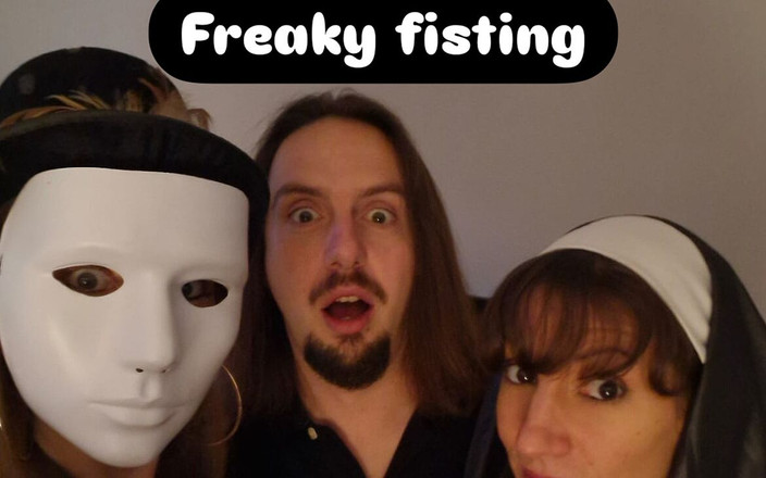 Lety Howl: O călugăriță încearcă să o fută cu pumnul la dublu pe...