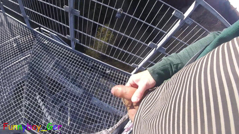 Funnyboy-Ger: Di luar di menara tinjau yang sangat awam di sungai,...