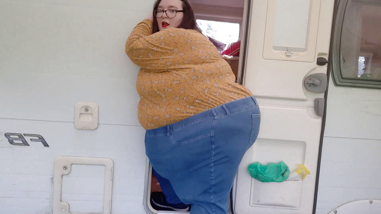 SSBBWLadyBrads: Жиробасина и крошечная дверь