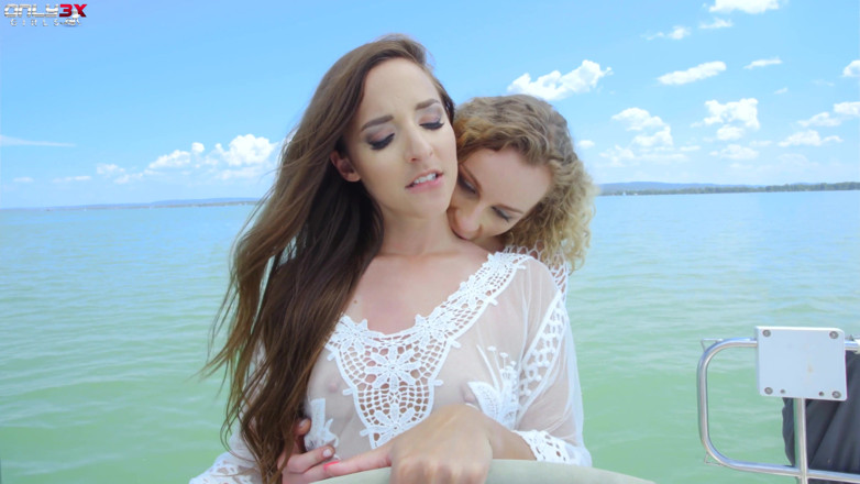 Only3x: Amirah Adara și Angel Emily jucându-și curul în aer liber