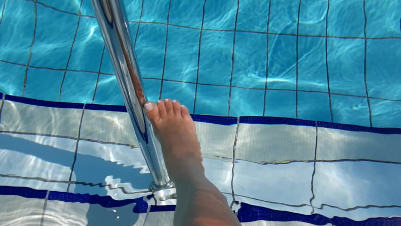 Fetish intimmedia: Des pieds sexy jouent dans la piscine