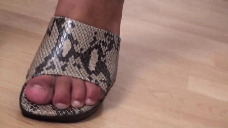 Foot Girls: Amateur MILF slut tries out some sexy shoes