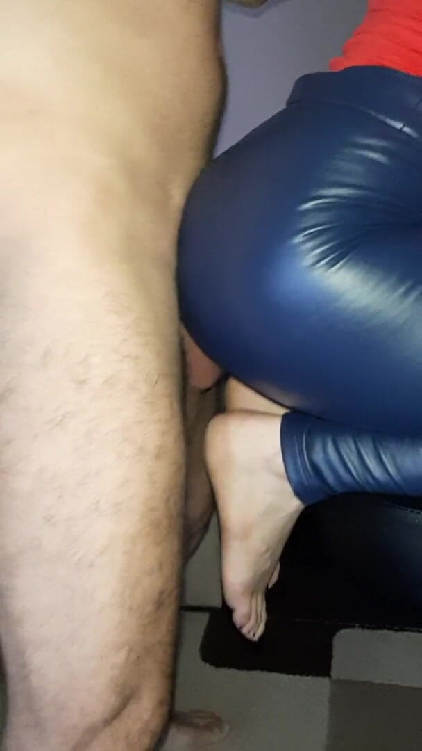 Shiny leather assfuck: Culo lucido scopata in pantaloni di lattice blu