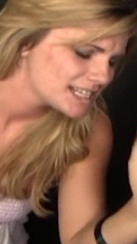 Rubia emocionada excitada con confesión de gloryhole