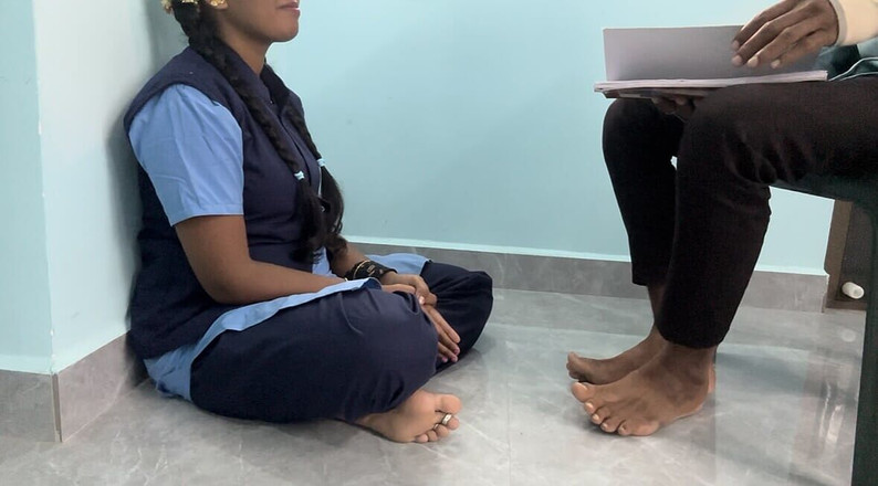 Mary V: Linda estudiante chica por primera vez