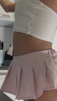 粉红色的短裙和内裤与超膝袜只是她脱下内衣暴露她剃光的阴户的开始