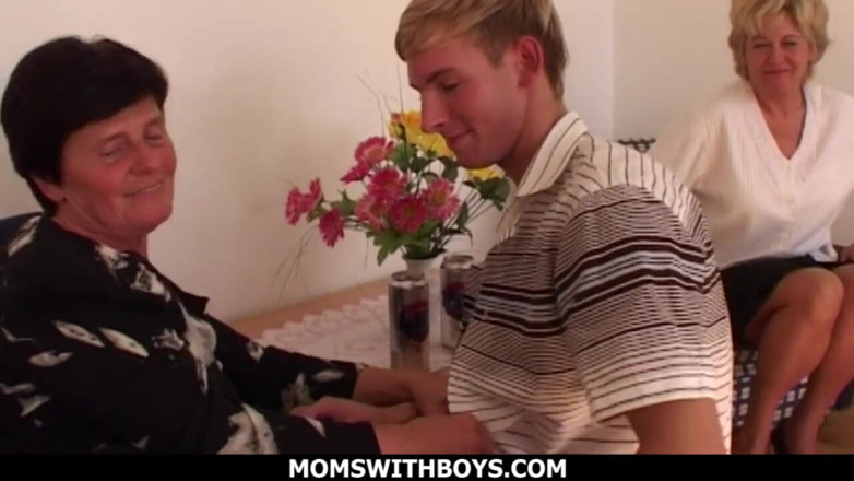Moms With Boys: Două doamne mature îi învață pe băieți educație sexuală în grup