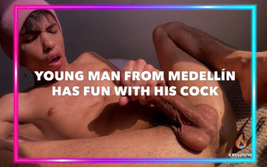 Isak pervert: Young man from Medellin has fun with his cock