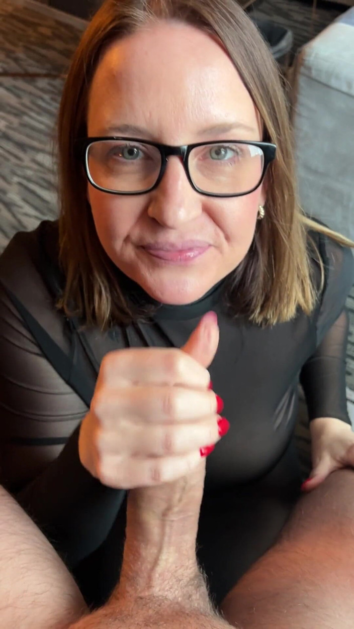 Avril Showers: MILF mit brille pOV blowjob/handjob, abspritzen