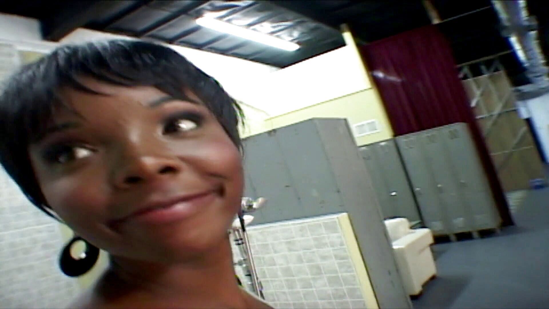 Sexy Ebony slut needs some cash so she can go home-Big And Beautiful-Public Pickup
