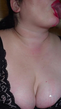 Stiefmutter, Um Ihren Riesigen Mund Zu Ficken, Bedeckt Dann Mit Einer Riesigen Ejakulation Von Sperma Über Ihre Titten