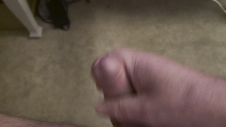 Pellefnatt: Temanku duduk di kursi dan ngocok kontolnya sambil nonton video