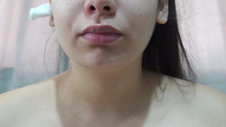 AmayaMori: Meine stiefschwester steckt baumwolle in ihre nase und masturbiert mit...