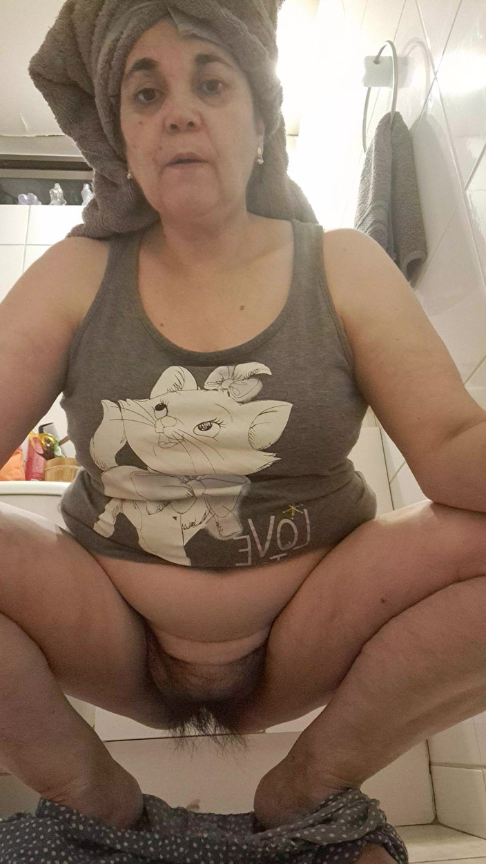 Mommy big hairy pussy: Ibu menanggalkan baju tidurnya dan menunjukkan berbulunya