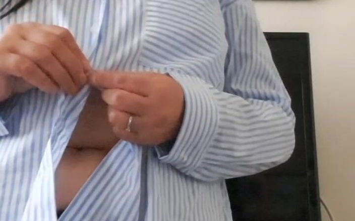 Mommy big hairy pussy: 继母脱衣服，让继子可以操她
