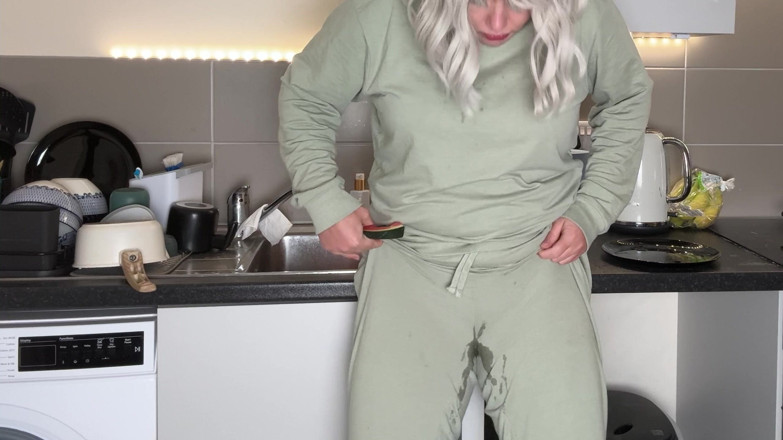 Emma Voyeur: Sappige watermeloen puinhoop - kletsnatte broekverrassing!