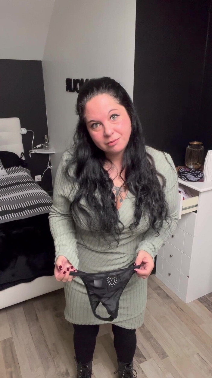 Maitresse Clara: JOI &amp; CEI, o cara desleixado curtindo minha calcinha