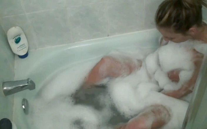ChickPass Amateurs: Büyük memeli orta yaşlı seksi kadın Leeanna&amp;#039;nın seksi köpük banyosu