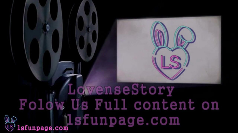 TheloveStory: Hermosa chica complaciéndose en la cama