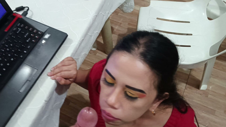 The director: Ateşli büyük memeli olgun evli kadın ıslak bir sakso çekiyor ve ağzına...