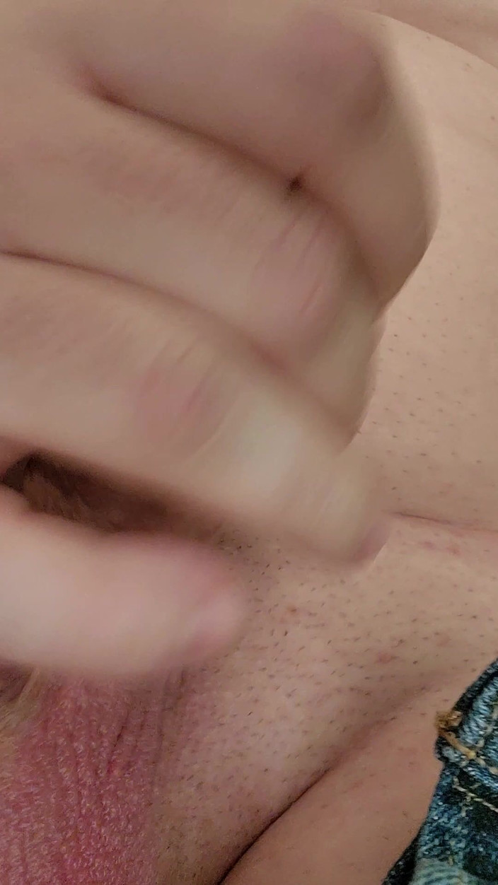 Fer fer sissy: Éjaculation dans la salle de bain du travail