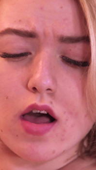 처음으로 섹스 토이로 후장 따먹는 금발
