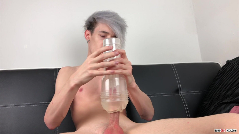 Euro boy xxx: Pulă groasă într-o jucărie snug