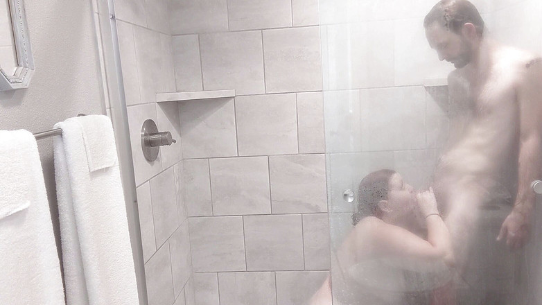 Sin Spice by Sophia Sinclair and Jasper Spice: O chuveiro do hotel