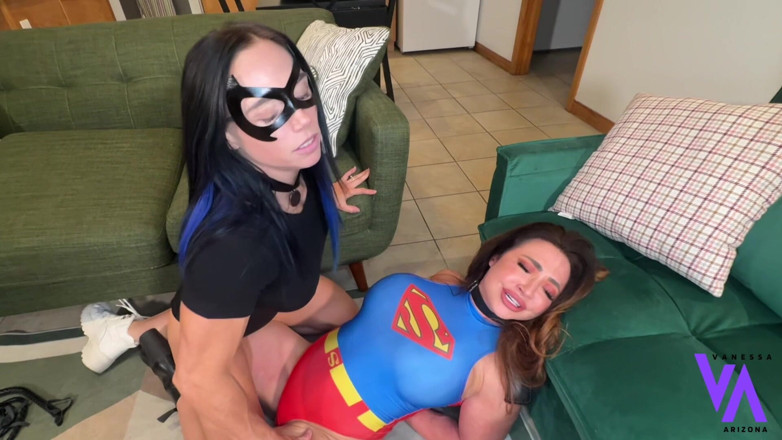 Vanessa Arizona: De ondervraging Catwoman vangt supergirl en gebruikt haar gespierde quads