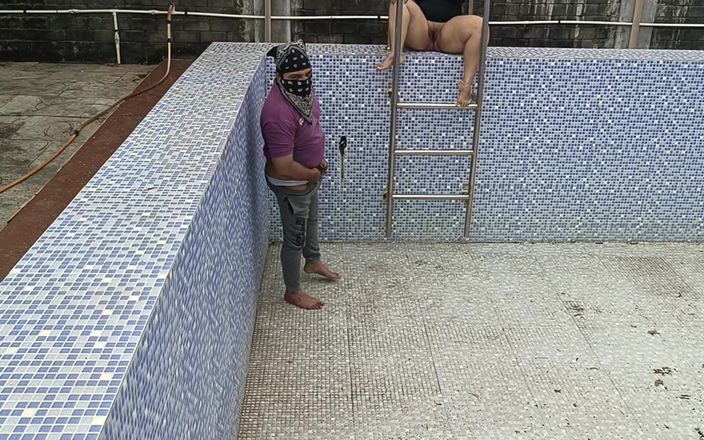 Telugu-fuckers: Hintli Telugu romantik çift yüzme havuzunda domaltarak sert sikişiyor