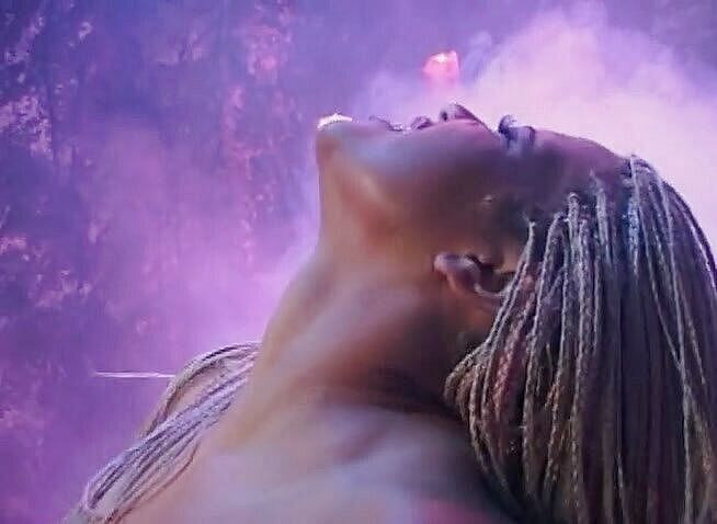 Black Jass: Чудова чорношкіра дівчина потирає свою мокру кицьку