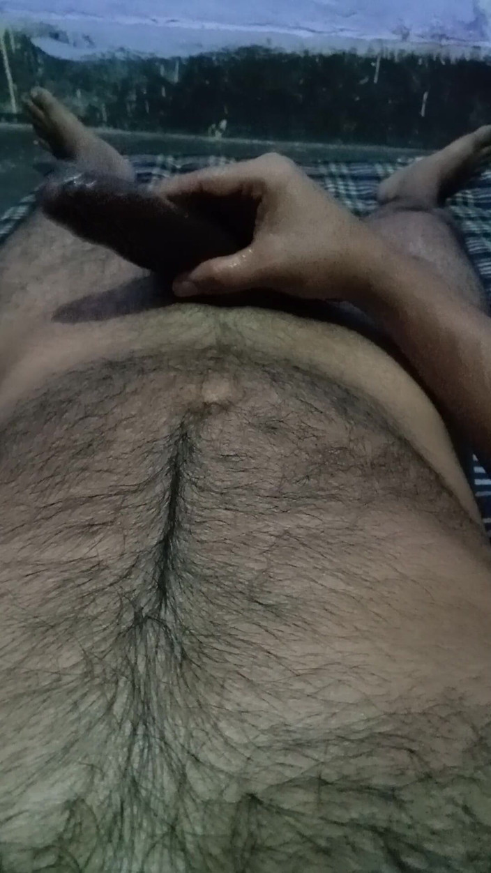 Raaz26d: 给我又大又厚的鸡巴上油，在洗手间里自慰，一边想我朋友的妓女妻子