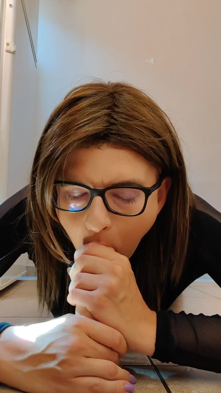 MicziCD: Tinh trùng từ đồ chơi cu giả trên khuôn mặt của...