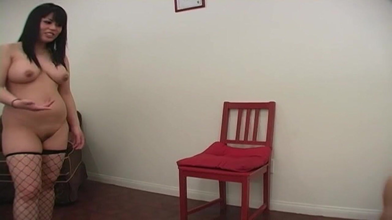 CatiasFootFetishPorn: Une déesse asiatique sexy fait du ballbusting BDSM : donne des...