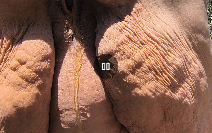 HerculesnVENUS: Pumička jí odhodí oblečení a žluté chcaní